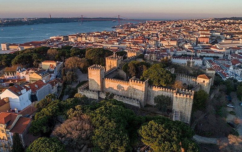 Lâu đài São Jorge nhìn xuống toàn cảnh khu Alfama