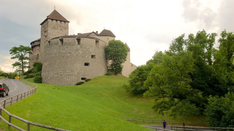 Lâu đài Vaduz trên đồi nhìn xuống thủ đô Liechtenstein