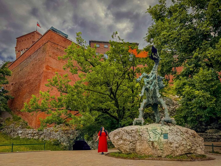Lâu đài Wawel bên sông Vistula với tượng rồng phun lửa