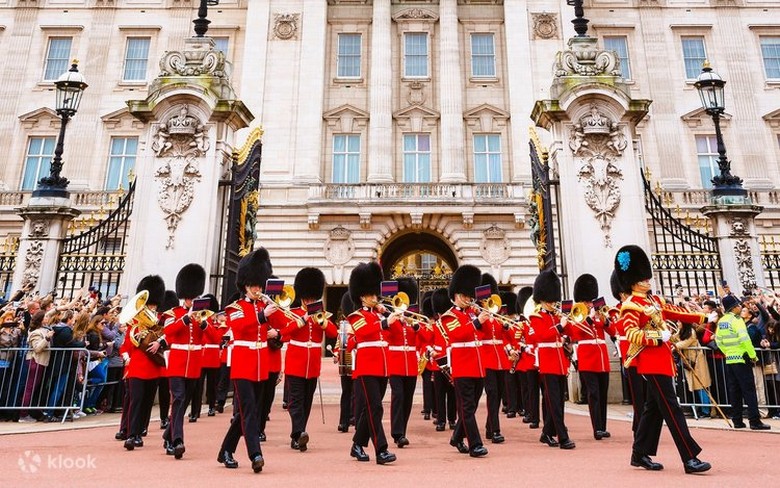 Lễ đổi gác trước cung điện Buckingham