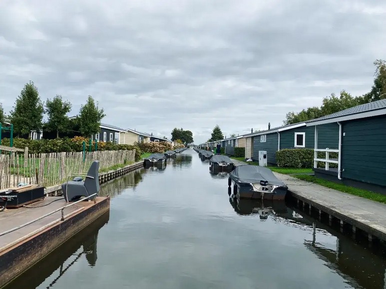 Lối đi bộ Binnenpad ven kênh đào ở làng Giethoorn