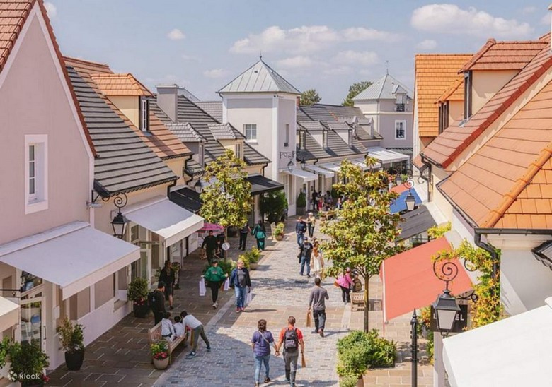  Lối đi ngoài trời với các cửa hàng hàng hiệu tại La Vallée Village