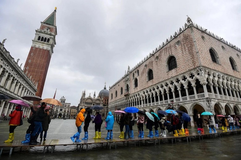Lối đi passarelle bằng ván gỗ trên quảng trường San Marco khi ngập nước