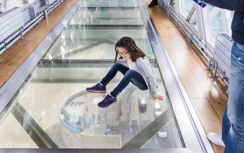 Lối đi sàn kính trên cao tại Tower Bridge Exhibition