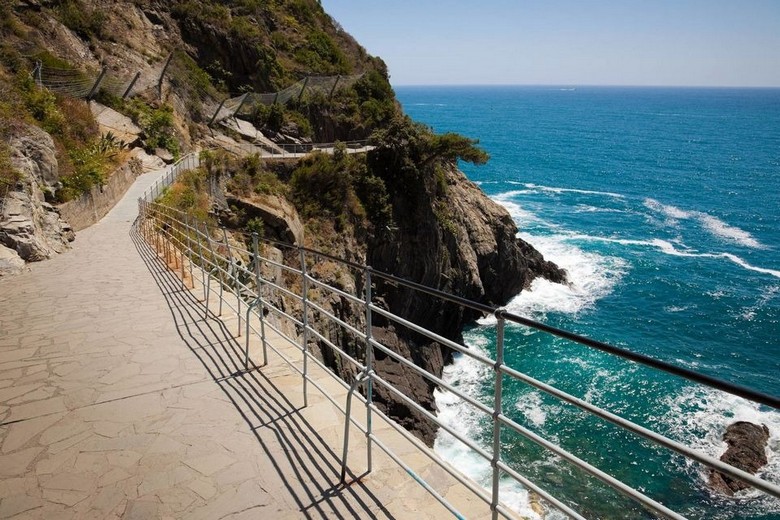 Lối mòn Via dell'Amore nhìn ra biển giữa Riomaggiore và Manarola
