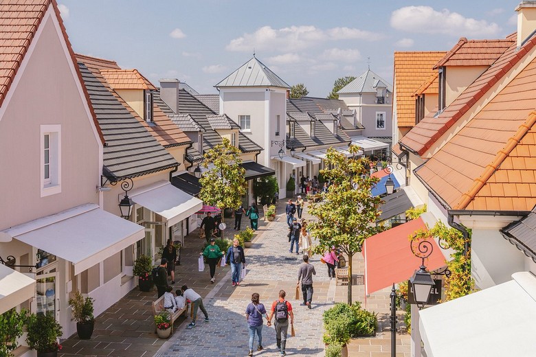 Lối vào La Vallée Village gần Paris