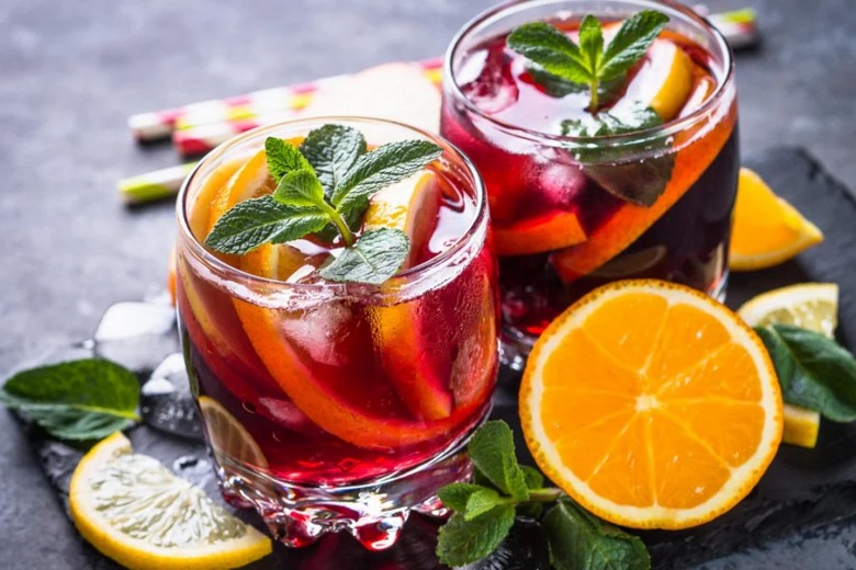 Ly tinto de verano và sangria đặt cạnh nhau trên bàn quán bar