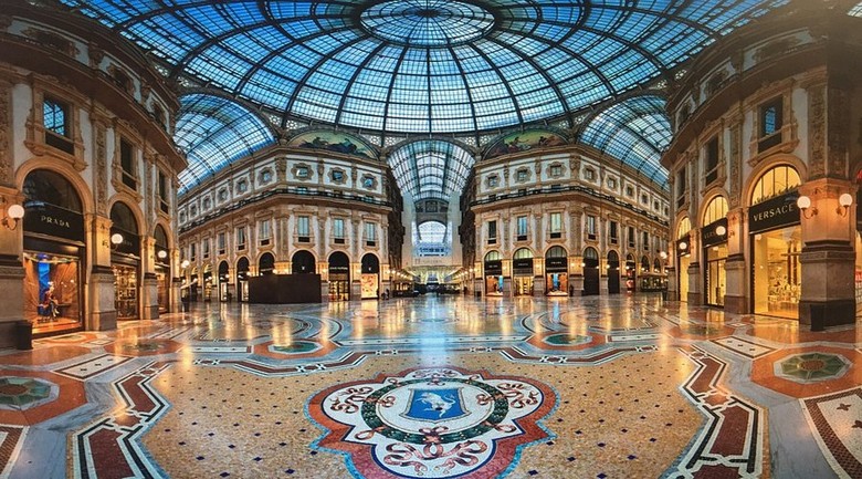 Mái kính Galleria Vittorio Emanuele II với sàn đá khảm hình học