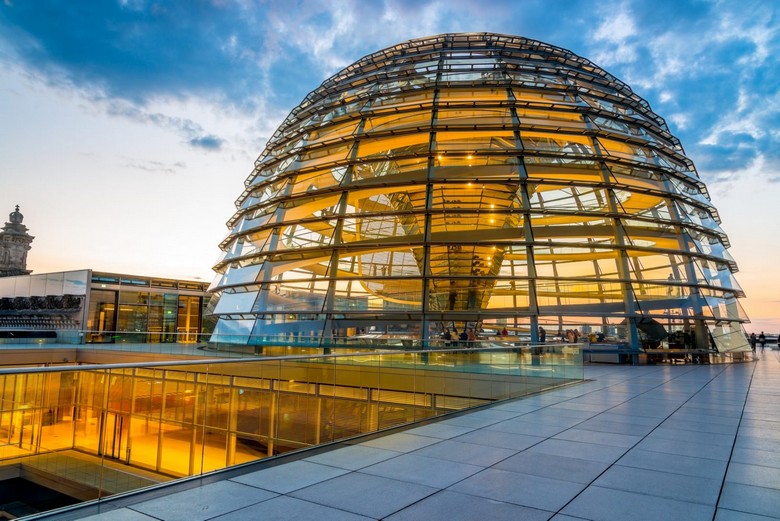 Mái vòm kính Reichstag hoặc dãy khối bê tông tại Holocaust Memorial