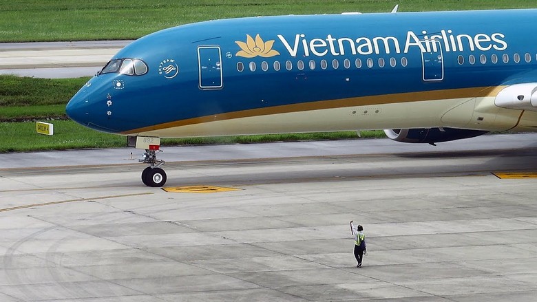 Máy bay Airbus A350-900 của Vietnam Airlines chuẩn bị cất cánh từ Nội Bài