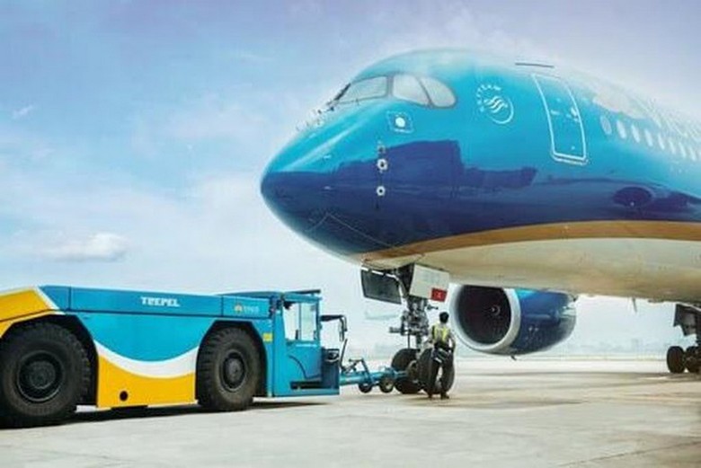 Máy bay Airbus A350-900 của Vietnam Airlines trên đường băng Nội Bài