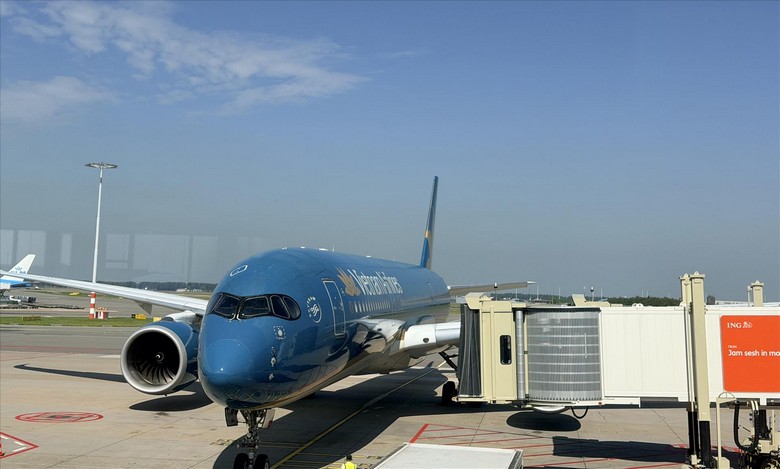 Máy bay Vietnam Airlines tại sân bay Nội Bài chuẩn bị bay đi châu Âu