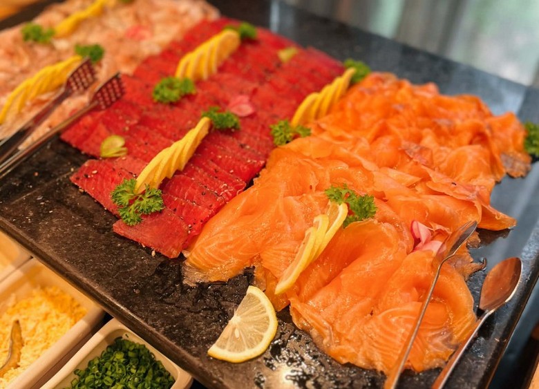 Món gravlax cá hồi ướp thì là thái lát mỏng bày trên đĩa kiểu Bắc Âu