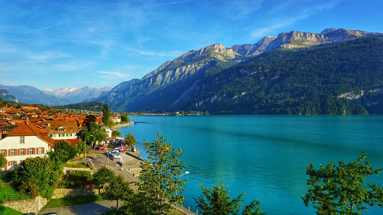 Mặt hồ Brienz màu xanh ngọc nhìn từ thị trấn Interlaken