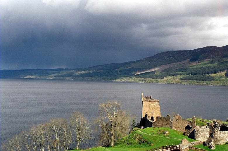 Mặt hồ Loch Ness sẫm màu trải dài giữa hai sườn núi
