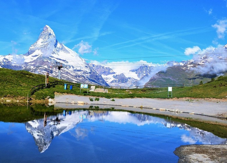 Mặt hồ Stellisee phản chiếu rõ hình đỉnh Matterhorn trong cung đường 5 hồ