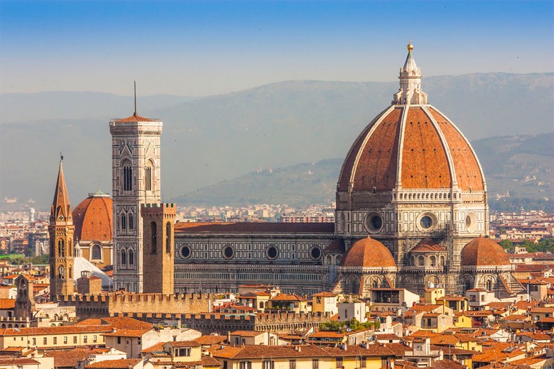 Mặt tiền Duomo Florence với mái vòm đỏ nổi bật giữa thành phố