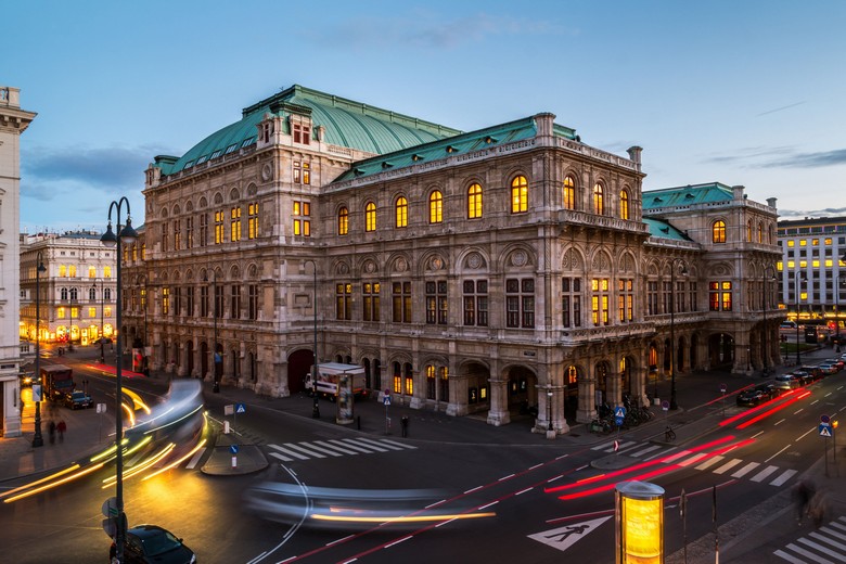  Mặt tiền Nhà hát Opera Vienna Wiener Staatsoper rực sáng về đêm