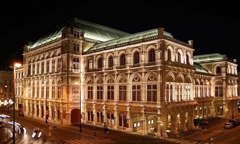 Mặt tiền Nhà hát Opera Vienna về đêm với ánh đèn vàng ấm