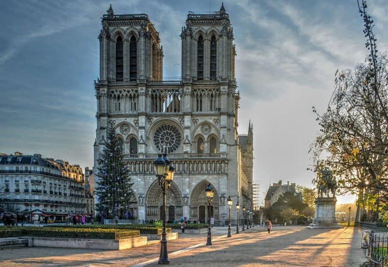 Mặt tiền Nhà thờ Đức Bà Paris và hai tháp chuông vuông đặc trưng