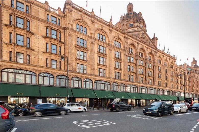 Mặt tiền cửa hàng Harrods tại khu Knightsbridge, London