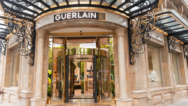 Mặt tiền cửa hàng Sephora hoặc Guerlain trên đại lộ Champs Élysées