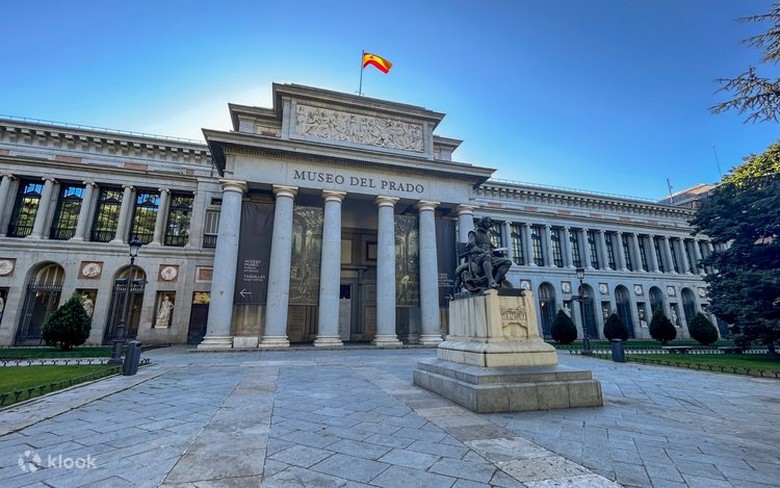 Mặt tiền tòa nhà bảo tàng Prado ở Madrid với tượng Velázquez phía trước