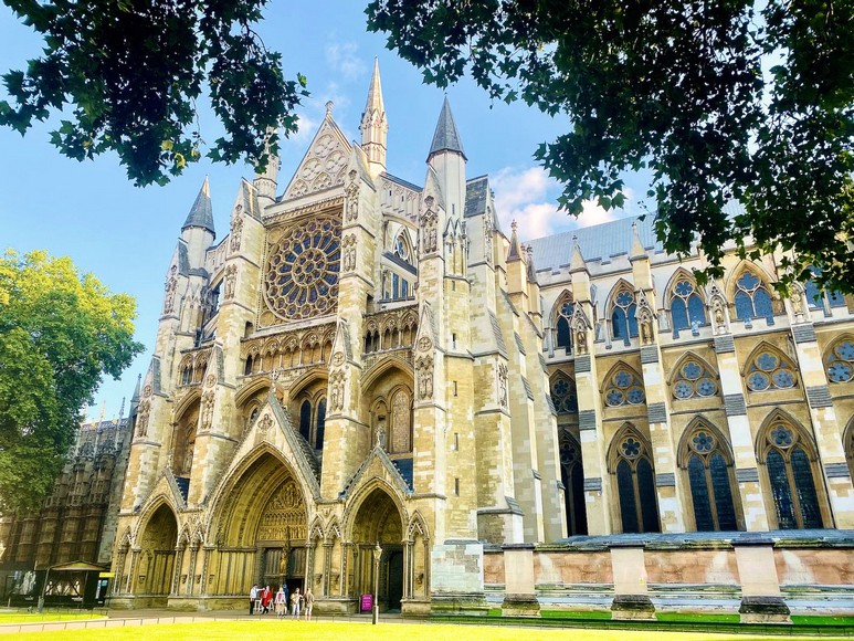 Mặt tiền tu viện Westminster nhìn từ quảng trường phía trước