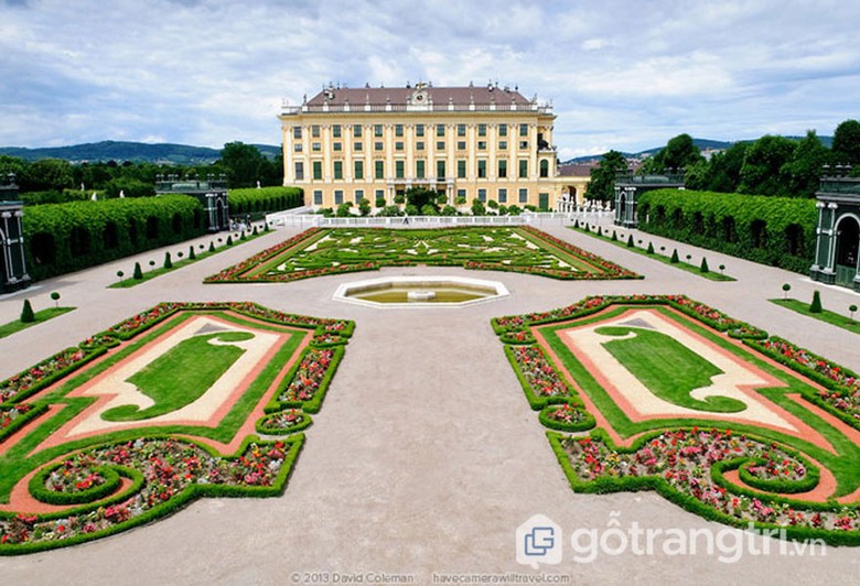 Mặt tiền vàng của cung điện Schönbrunn và khu vườn phía trước