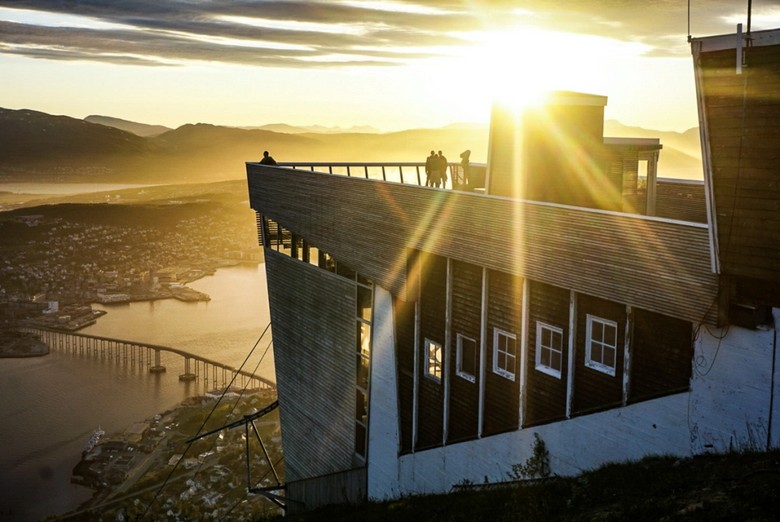 Mặt trời nửa đêm chiếu sáng vịnh biển Tromsø vào mùa hè