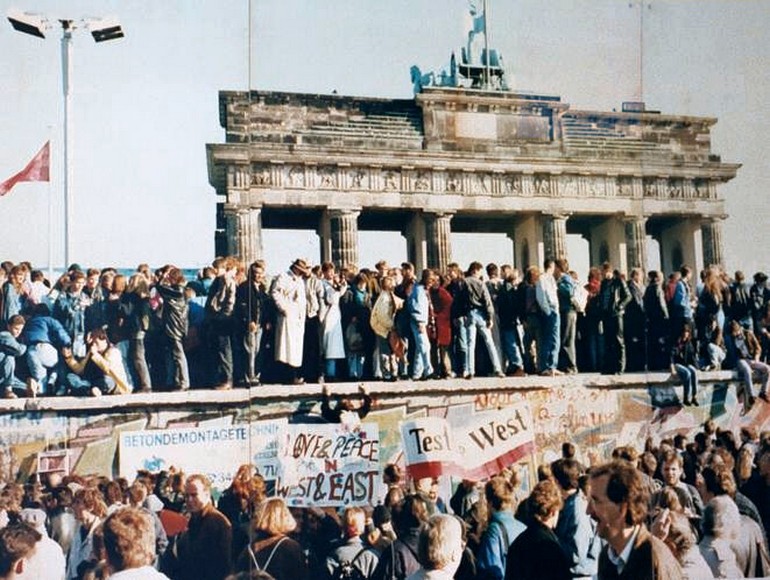 Một đoạn tường Berlin còn sót lại cùng tháp canh cũ