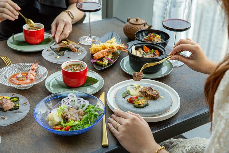 Một bữa ăn tối tại nhà hàng địa phương ở châu Âu