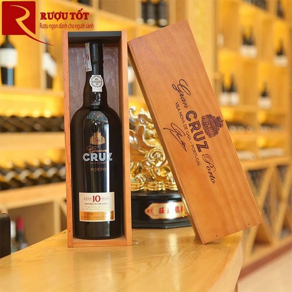 Một chai rượu Porto Tawny 10 năm được gói làm quà cùng hộp gỗ