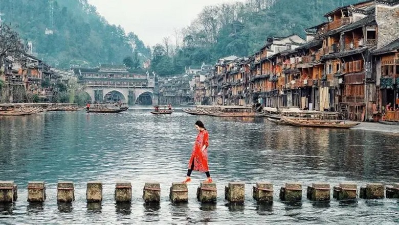 Một góc kênh đào yên tĩnh với cầu đá cổ bắc ngang