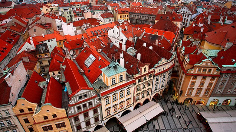 Một góc phố cổ Praha với các ngôi nhà mái đỏ nhìn từ trên cao