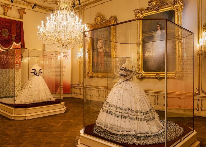 Một góc trưng bày trong Sisi Museum với váy cưới và hiện vật cá nhân của Hoàng hậu Elisabeth