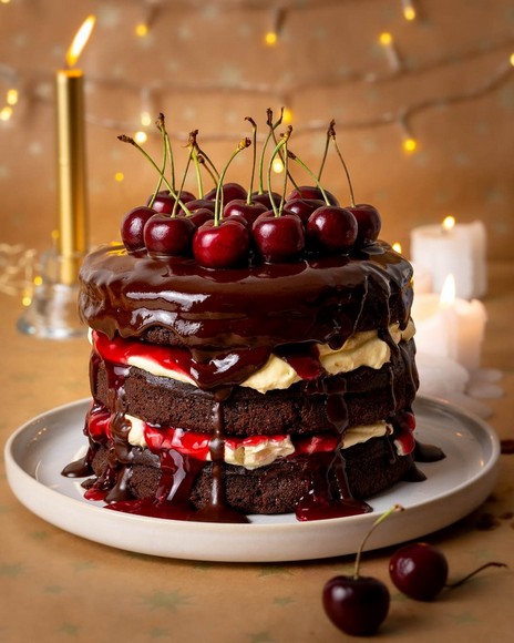 Một lát bánh Black Forest với anh đào và sôcôla bào