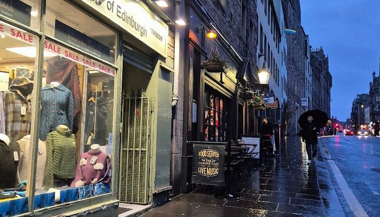 Một ngõ close hẹp lát đá dẫn ra khỏi phố Royal Mile