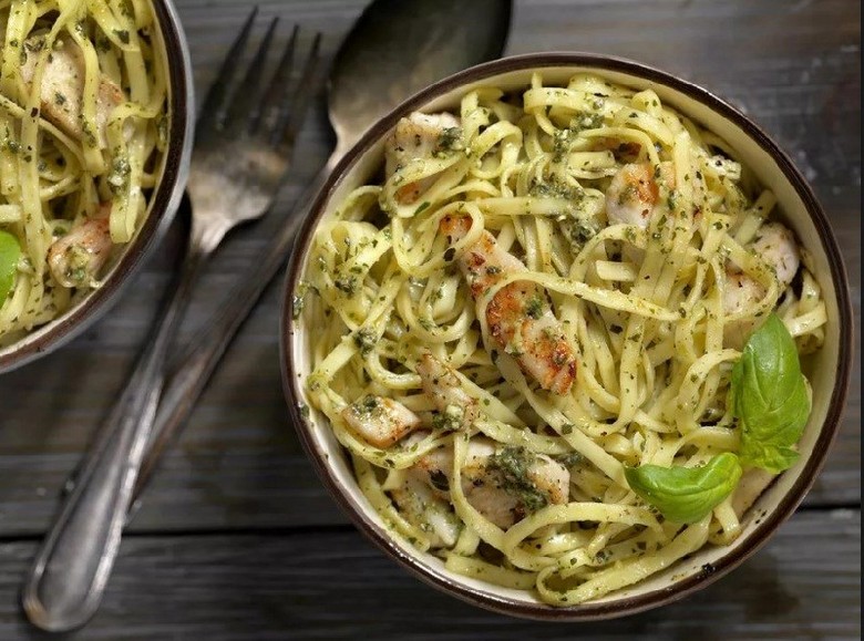Một phần mỳ ống sốt pesto Genovese và focaccia bày trên bàn ven biển Cinque Terre