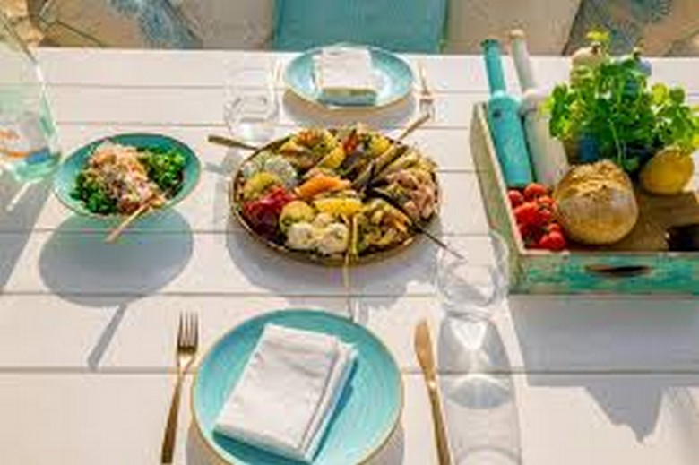 Một quán ăn bình dân phục vụ gyro trong phố cổ Mykonos