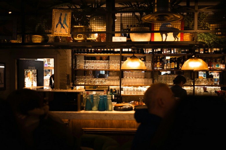 Một quán pub truyền thống ở Anh vào buổi tối