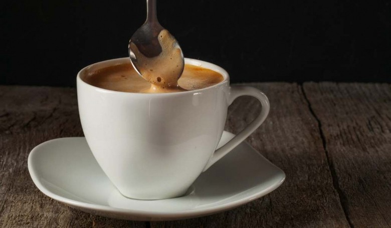 Một tách espresso nhỏ với lớp crema vàng nâu trên quầy bar Ý