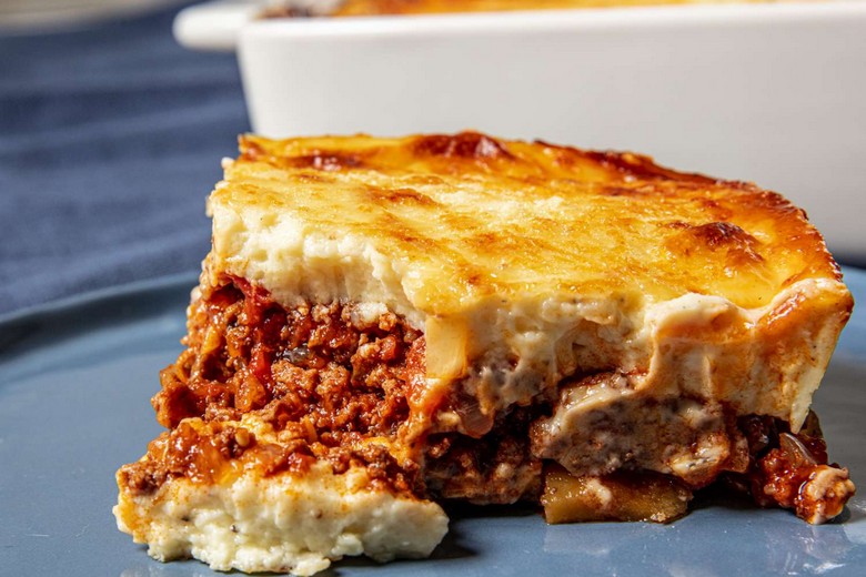 Miếng moussaka ba lớp với sốt béchamel vàng óng trên đĩa