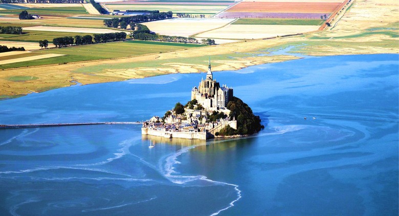 Nước triều dâng cao bao quanh Mont Saint-Michel biến nơi này thành đảo
