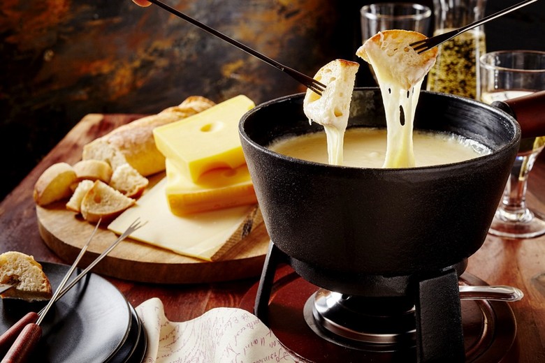 Nồi fondue phô mai nóng chảy cùng bánh mì chấm trên bàn ăn Thụy Sĩ