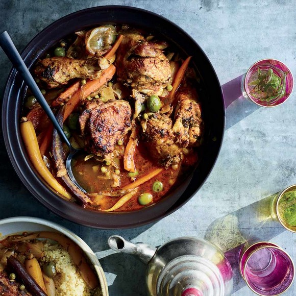 Nồi tagine đất nung với nắp hình chóp đang hầm thịt cừu và trái cây khô