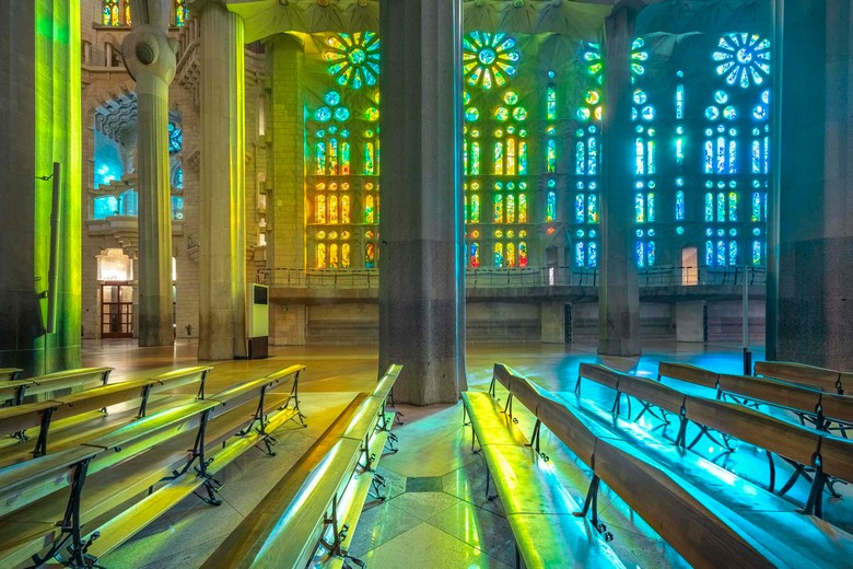 Nội thất Sagrada Familia với ánh sáng xuyên qua kính màu