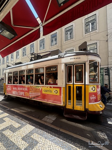 Nội thất toa xe điện Tram 28 với ghế gỗ cổ điển và cửa sổ nhỏ