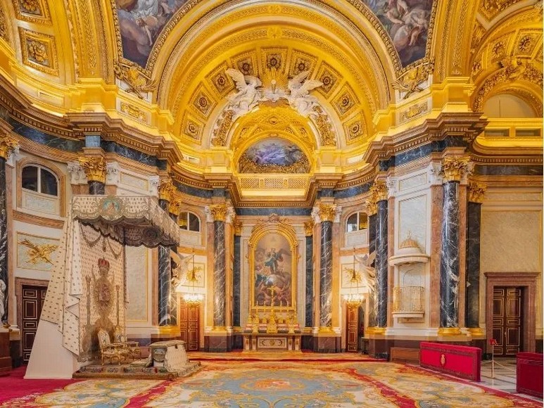 Nội thất tráng lệ bên trong Cung điện Hoàng gia Madrid