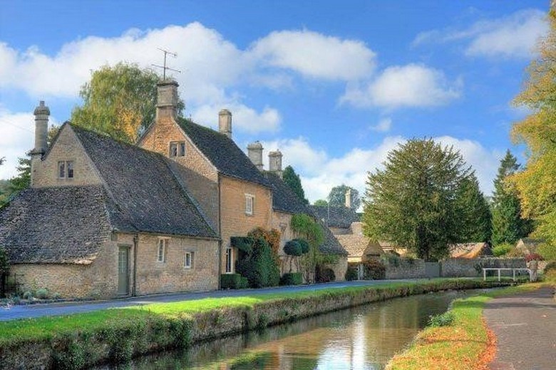Ngôi làng Bibury vùng Cotswolds nước Anh với hoa thuỷ tiên vàng